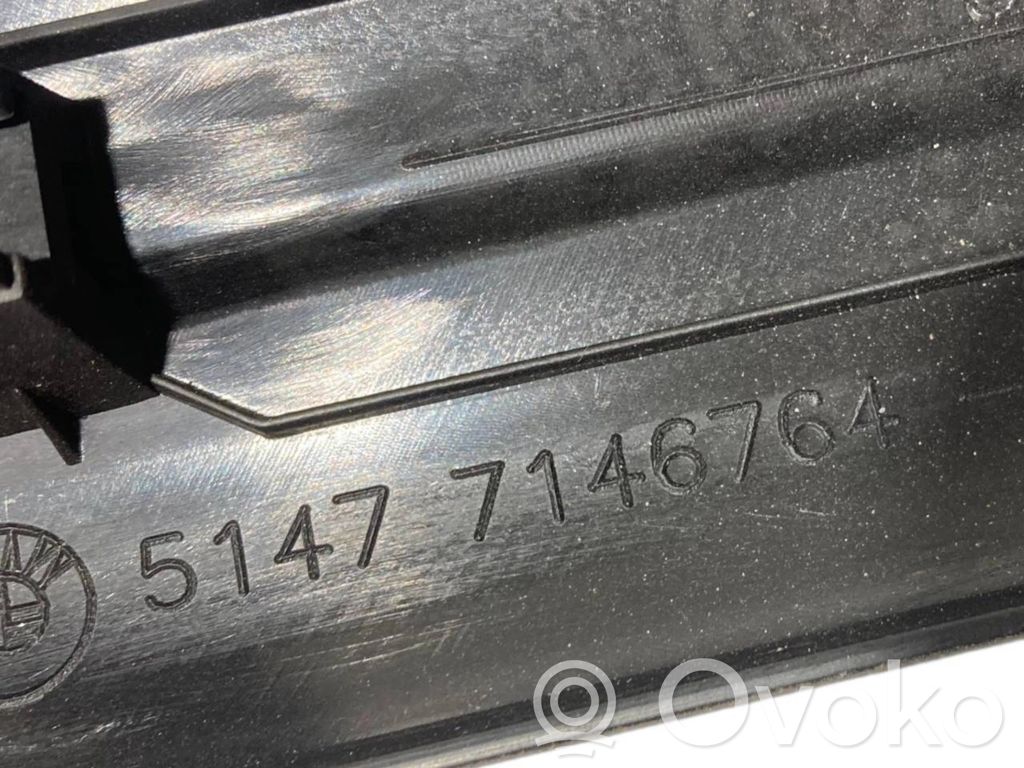 Priekšējā sliekšņa dekoratīvā apdare (iekšējā)