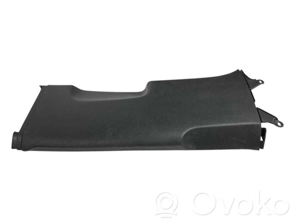 (B) statņa dekoratīvā apdare (apakšdaļa)