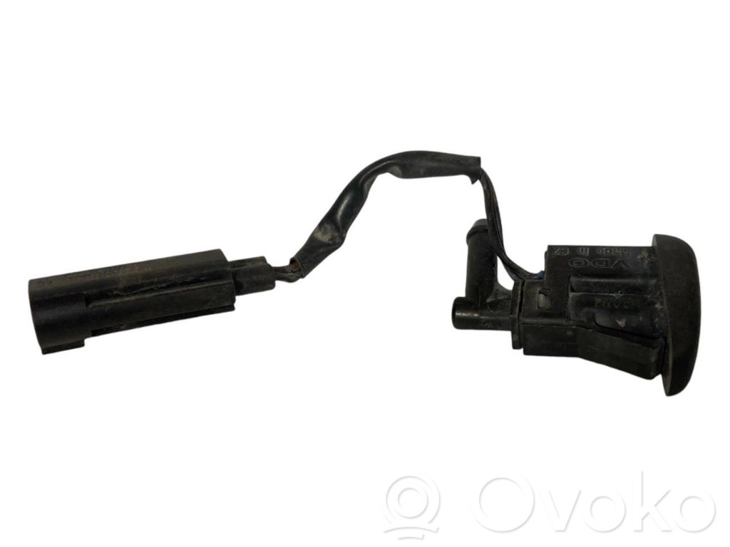 Mazgāšanas šķidruma smidzinātājs (-i) priekšējam logam