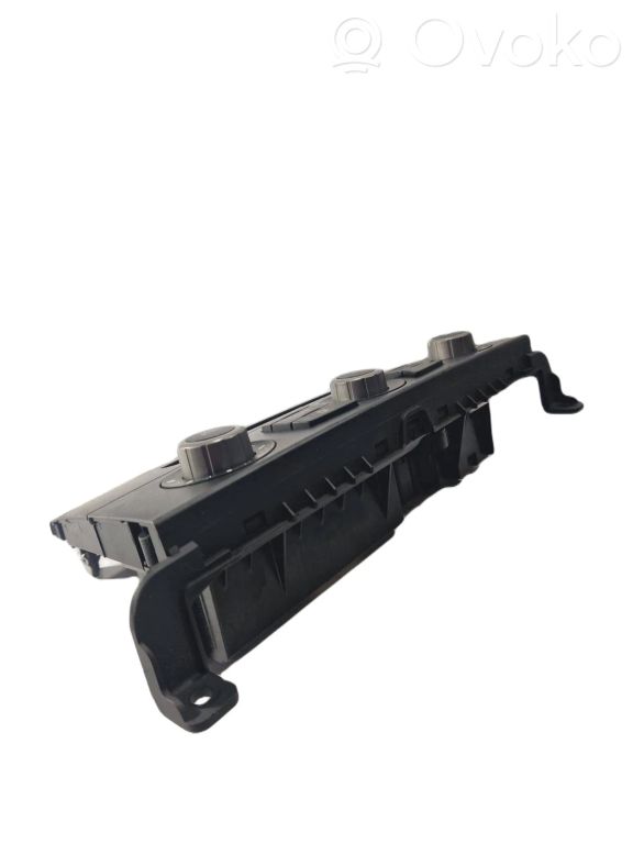 Air conditioning / climate control / interior heating control unit (in the passenger compartment)
