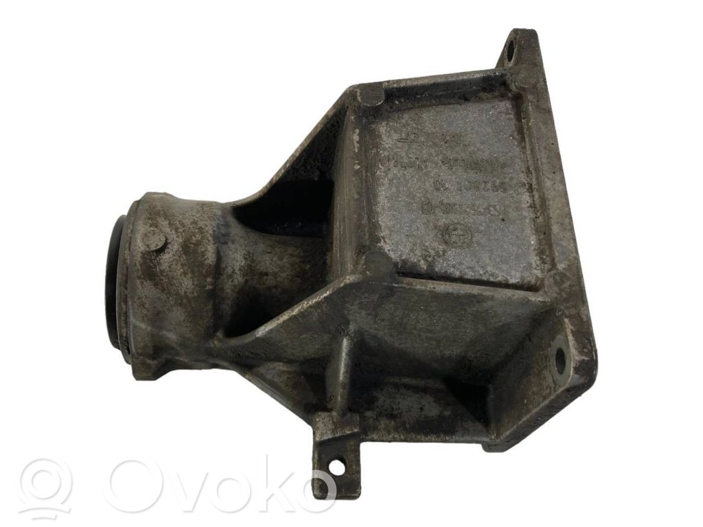 Pusass sakabes gultņa stiprinājums