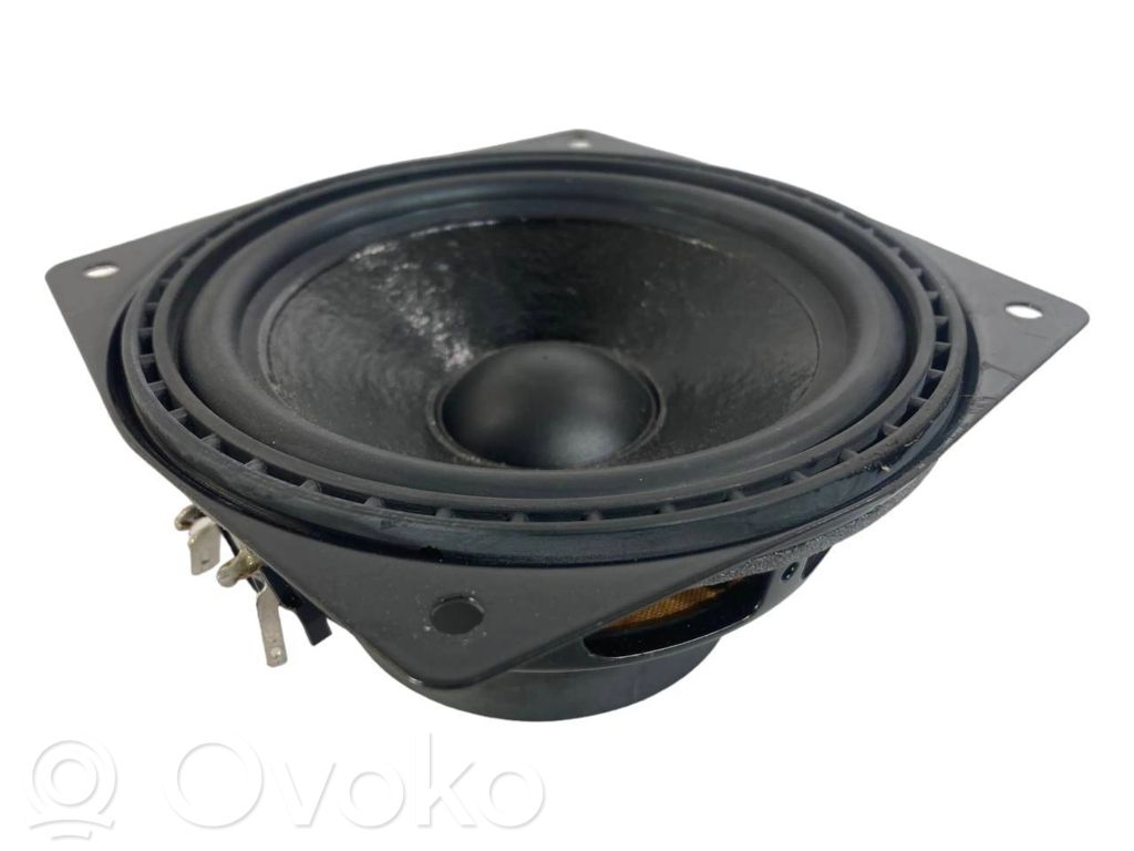 Skaļrunis (-i) aizmugurējā palodzē