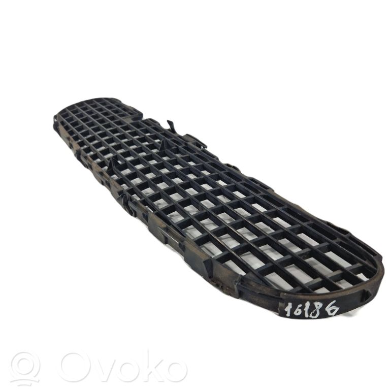 Dzinēja pārsega dekoratīvais režģis