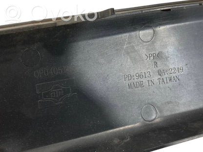 Priekšpusē dekoratīva bampera uzlikas