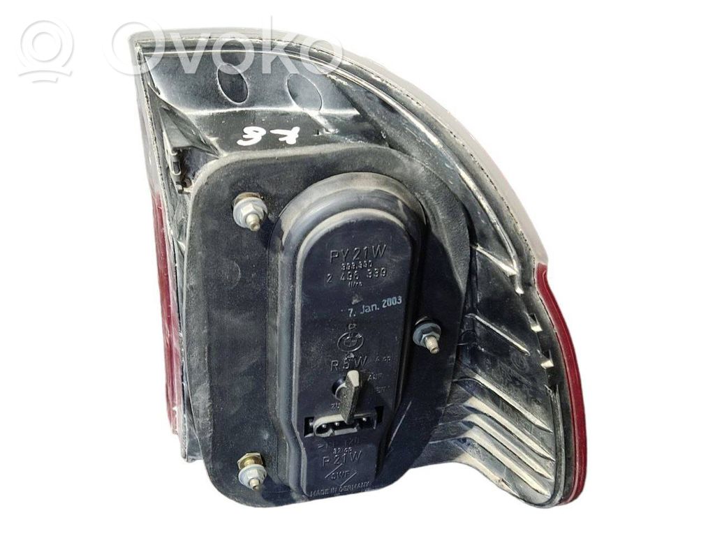 Задний фонарь в кузове