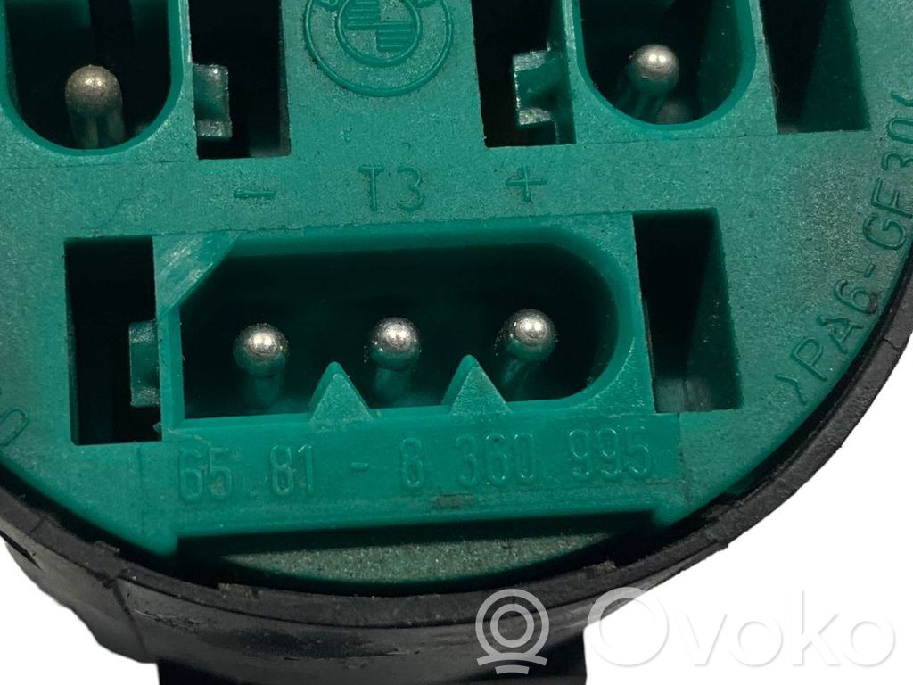 Skaļrunis (-i) priekšējās durvīs