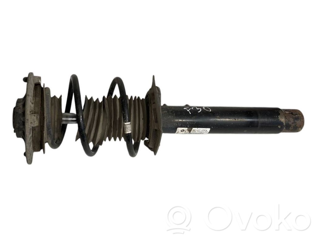 Priekšpusē amortizators ar atsperi