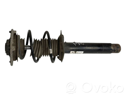 Priekšpusē amortizators ar atsperi