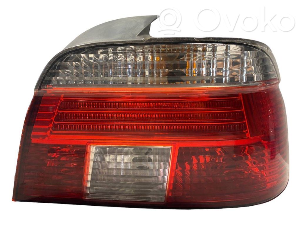 Aizmugurējais lukturis virsbūvē