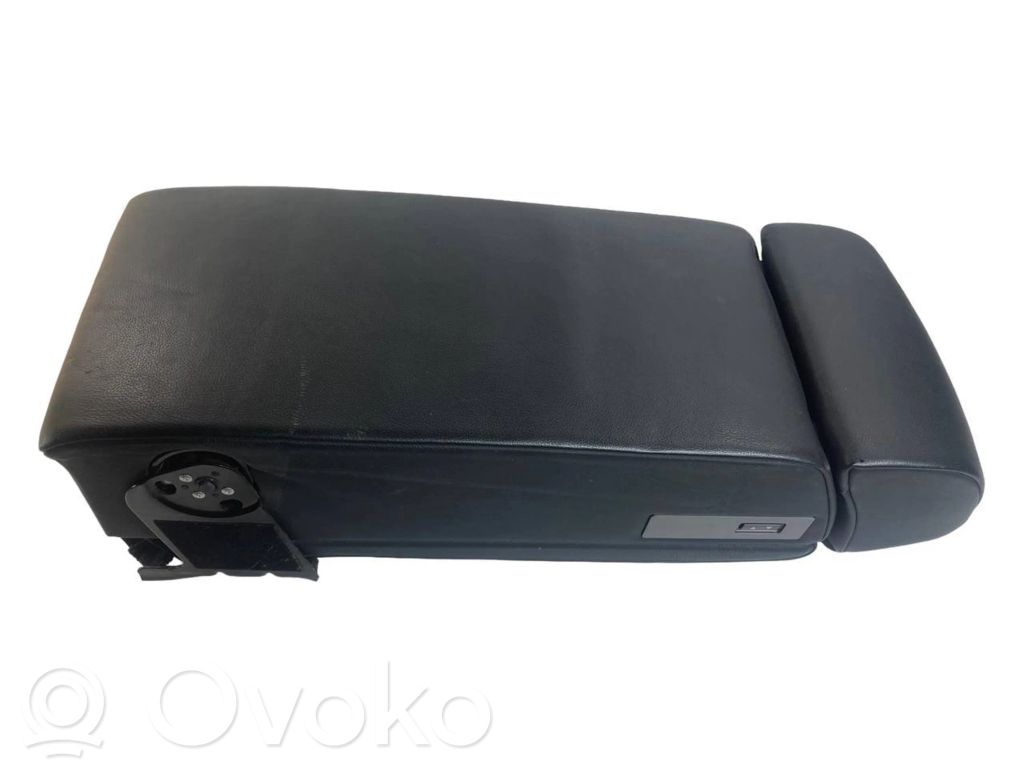 Aizmugurējā sēdekļa roku balsts