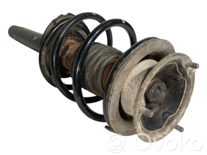 Priekšpusē amortizators ar atsperi