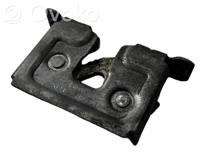 Dzinēja pārsega slēdzene