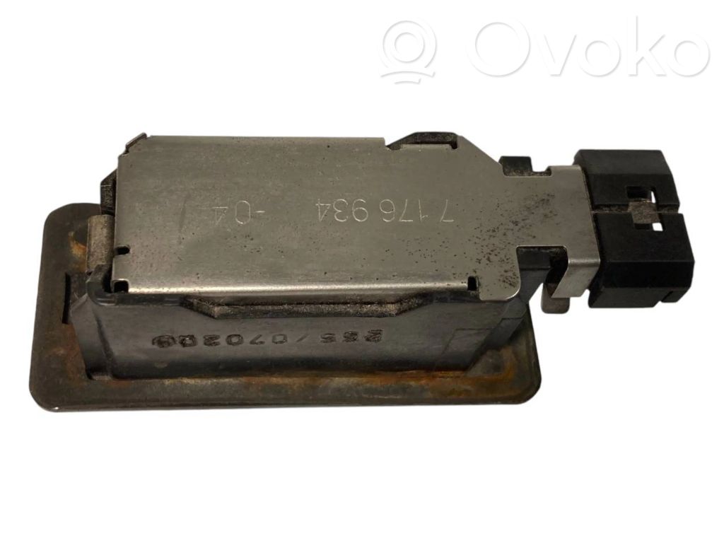 Освещение номерного знака