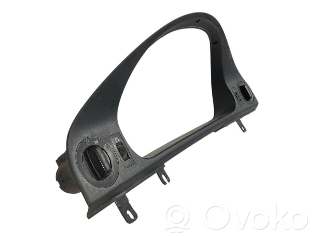 Instrumentu paneļa dekoratīvā apdare