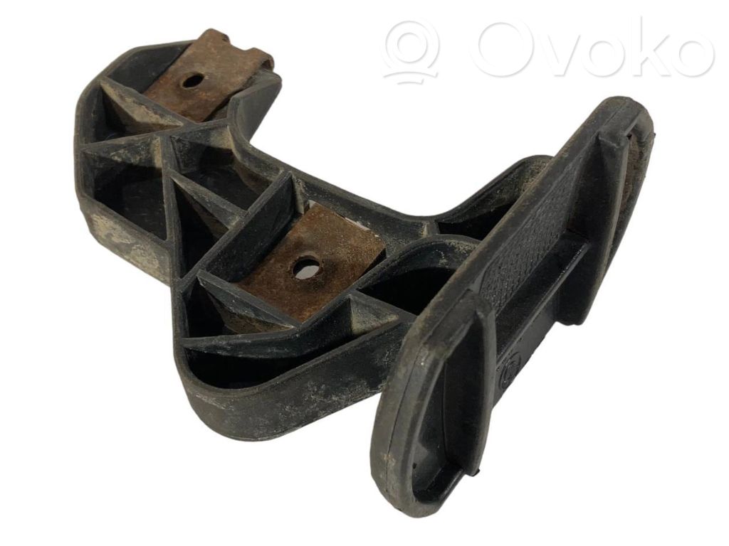 Priekšpusē bampera turētājs