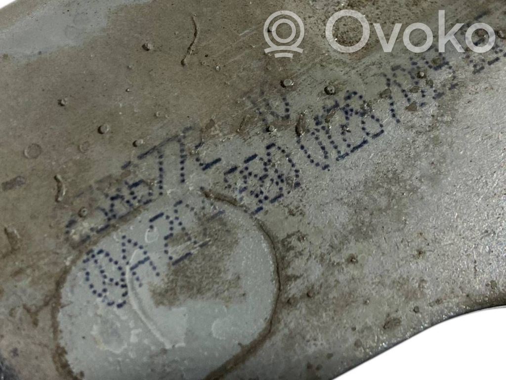 Dzinēja pārsega eņģe (-es)