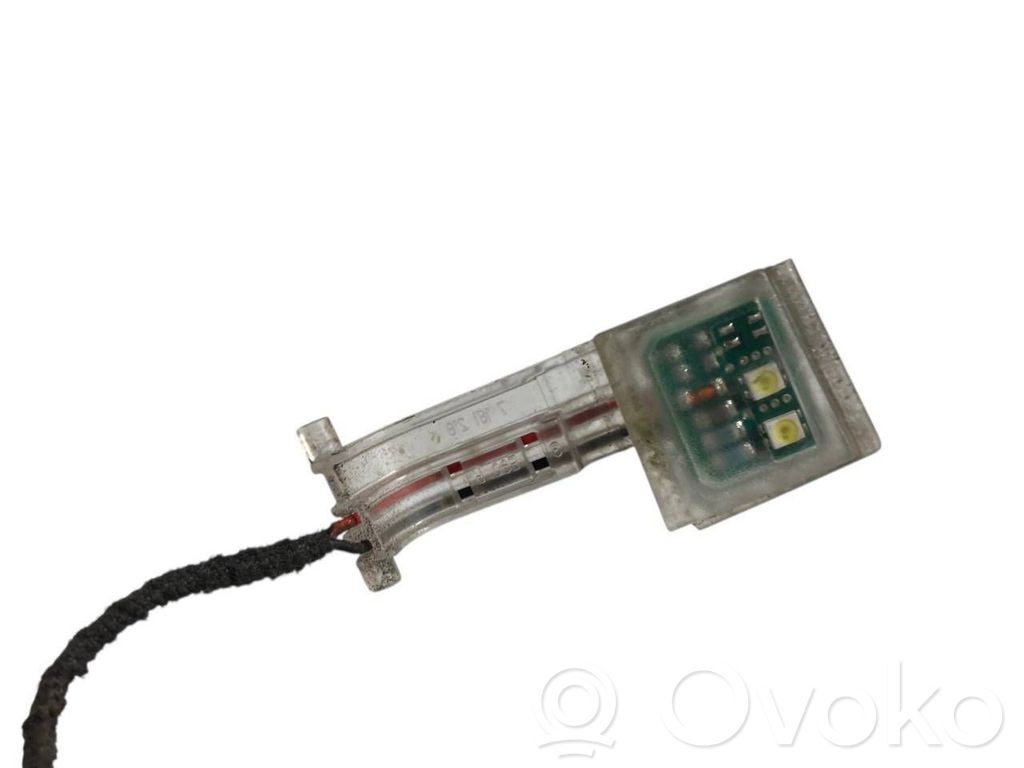 Priekšpusē durvju roktura vāciņš