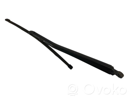 Aizmugurējā loga tīrītāja kājiņa