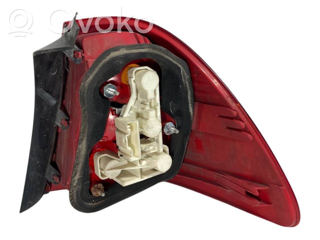 Aizmugurējais lukturis virsbūvē