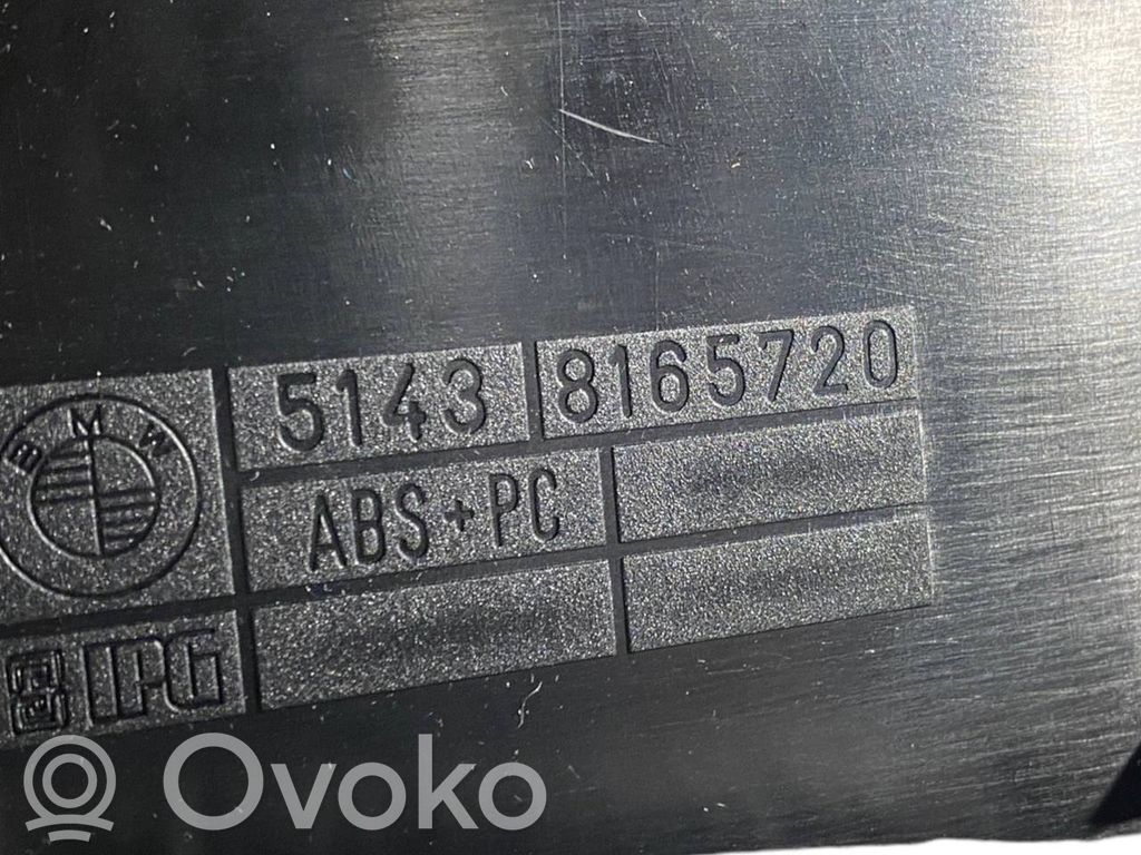 (C) statņa dekoratīvā apdare