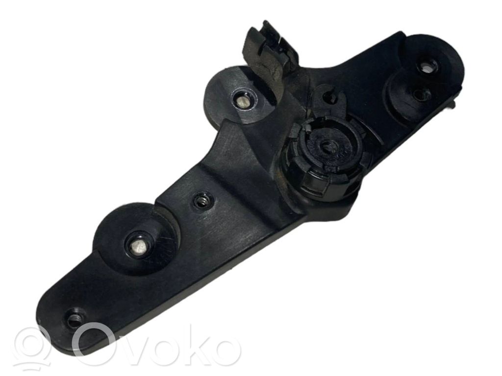 Dzinēja pārsega attaisīšanas rokturītis