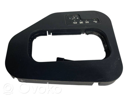 Ātrumu pārslēgšanas sviras dekoratīvā apdare (plastmasas)