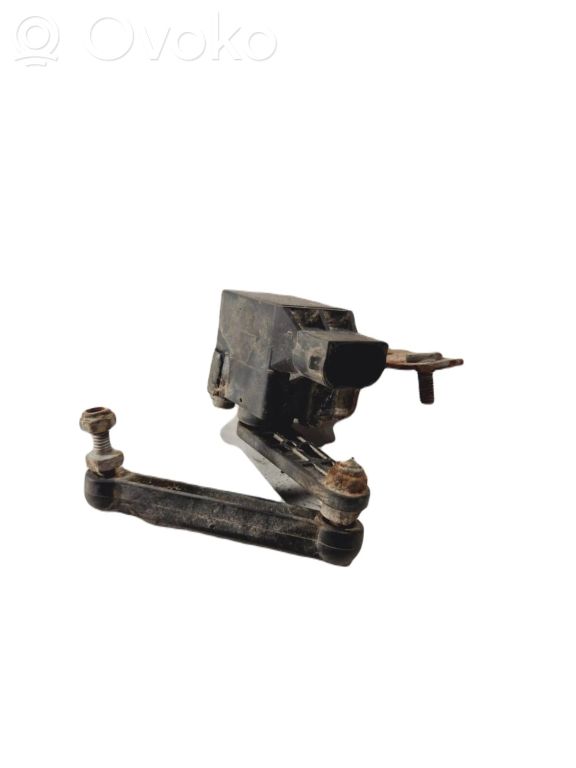 Priekšpusē augstuma sensora svira