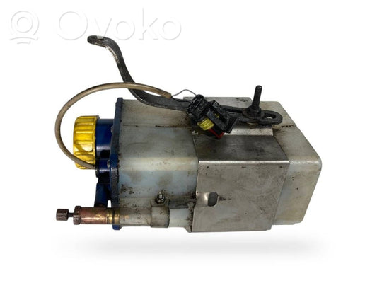 Stūres pastiprinātāja šķidruma tvertne