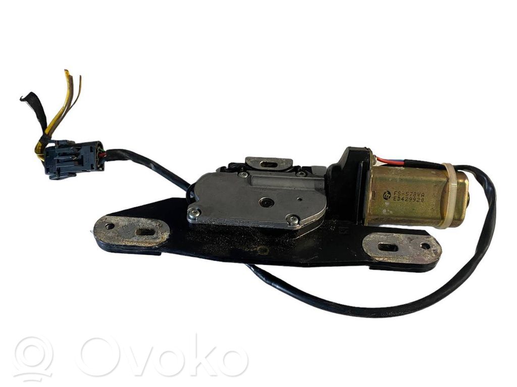 Aizmugurējā pārsega pievilcējs