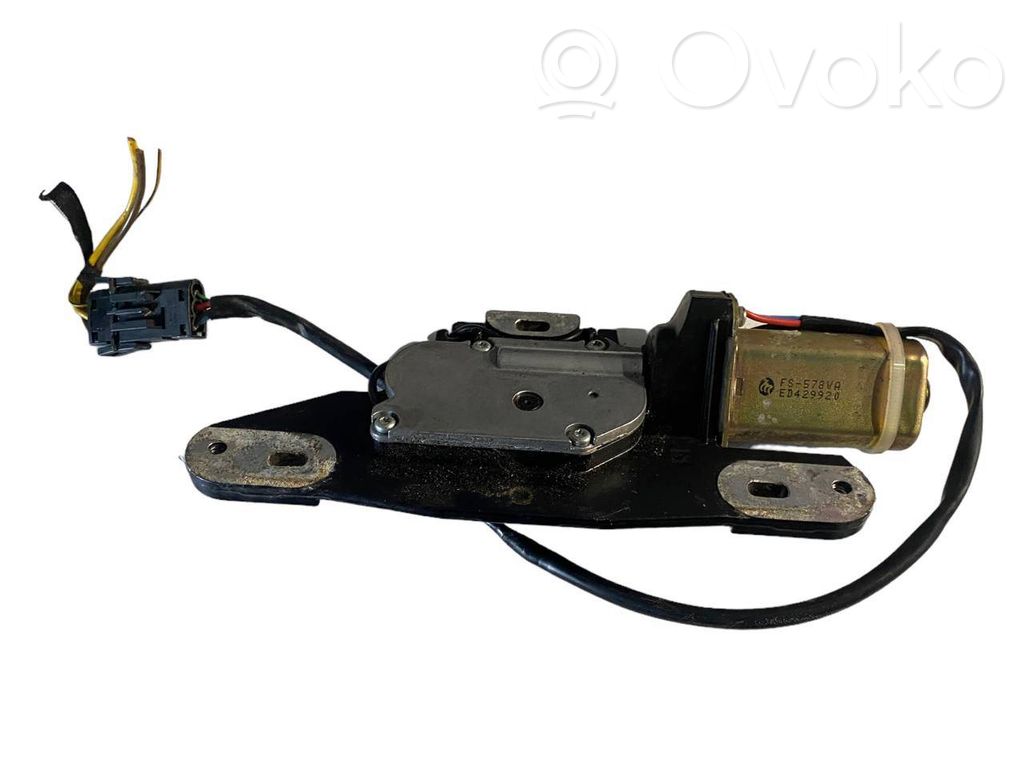 Aizmugurējā pārsega pievilcējs