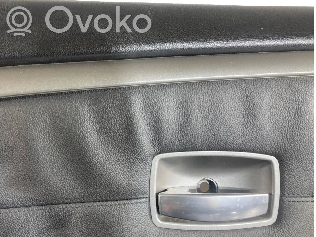 Apšuvums aizmugurējām durvīm