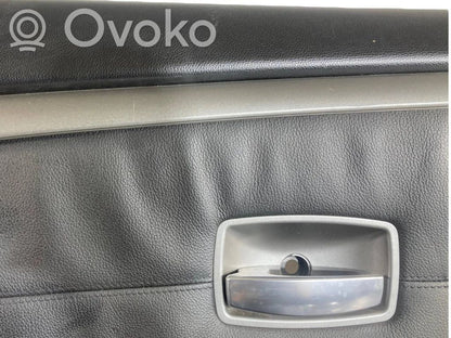 Apšuvums aizmugurējām durvīm