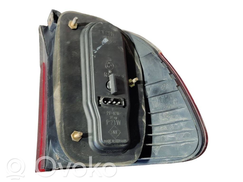 Задний фонарь в кузове