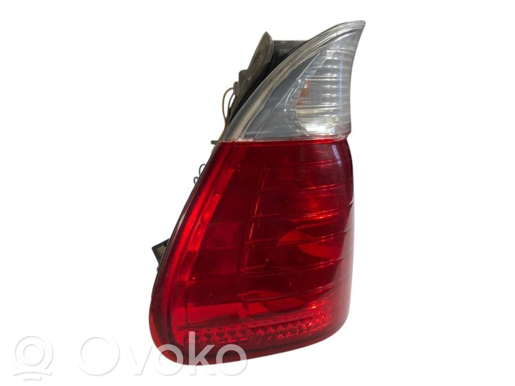 Aizmugurējais lukturis virsbūvē