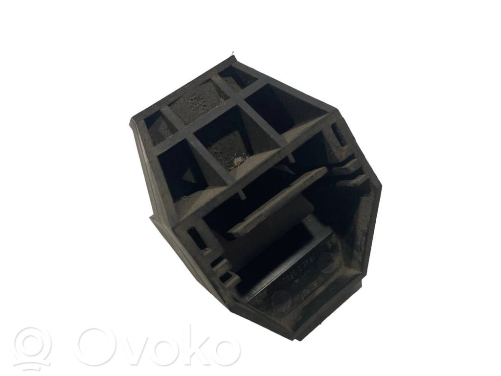 Radiator(s) holder/bracket