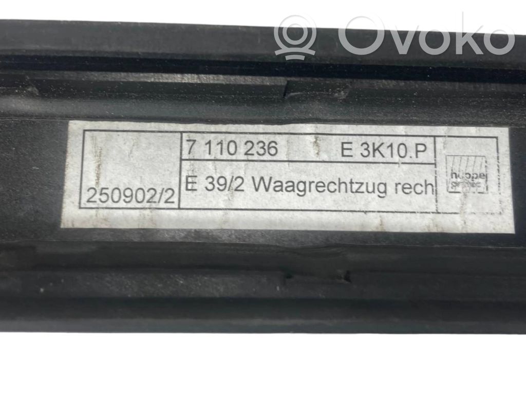 Занавеска на окне сзади