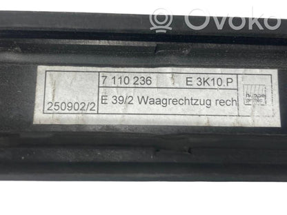 Занавеска на окне сзади