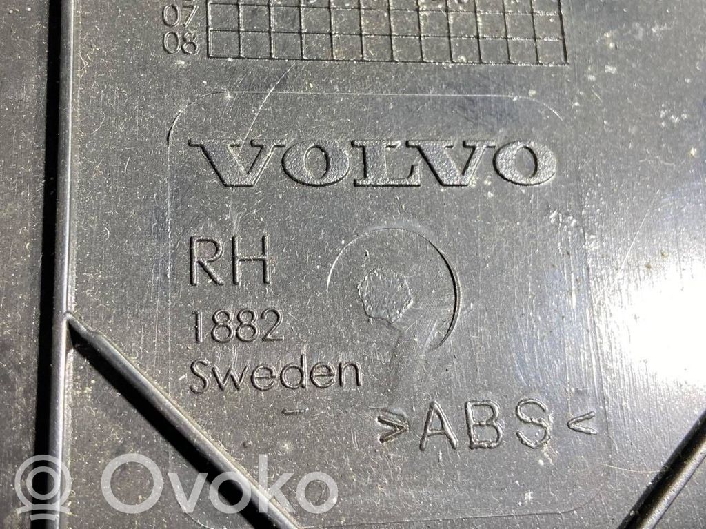 (B) statņa dekoratīvā apdare (augšdaļa)