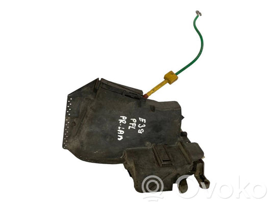 Priekšpusē slēdzene