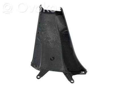 (B) statņa dekoratīvā apdare (apakšdaļa)