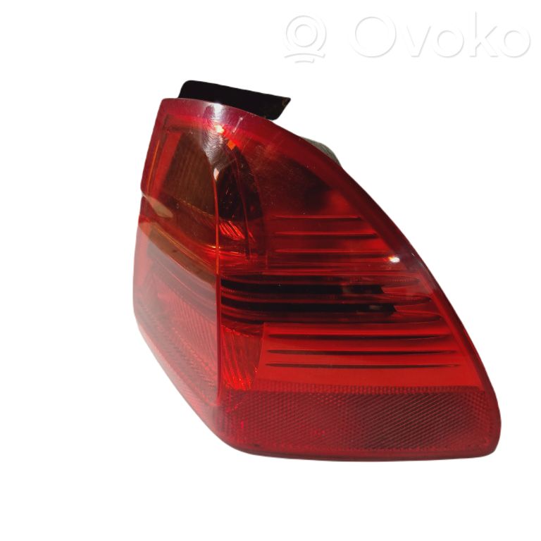 Задний фонарь в кузове