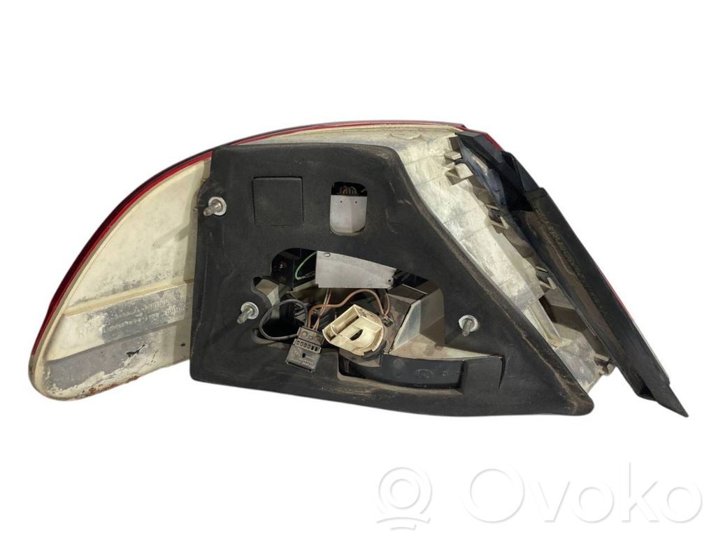 Aizmugurējais lukturis virsbūvē