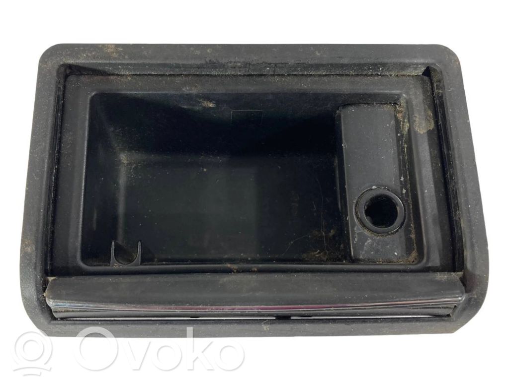 Pelnutrauks (aizmugurē)