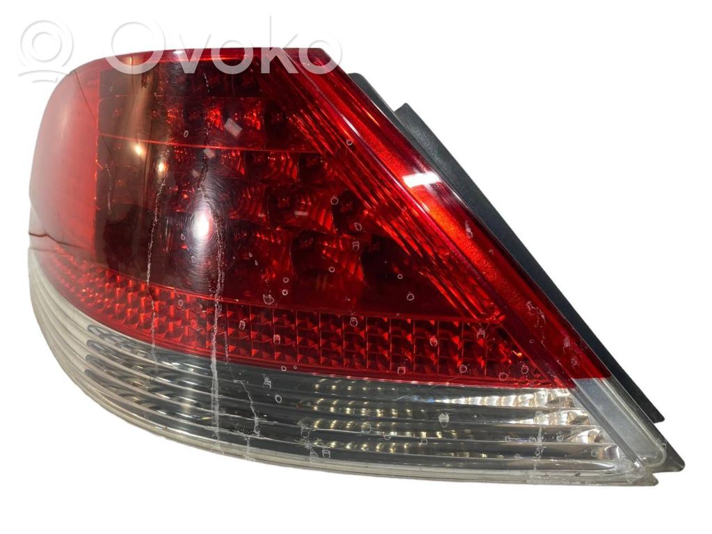 Aizmugurējais lukturis virsbūvē