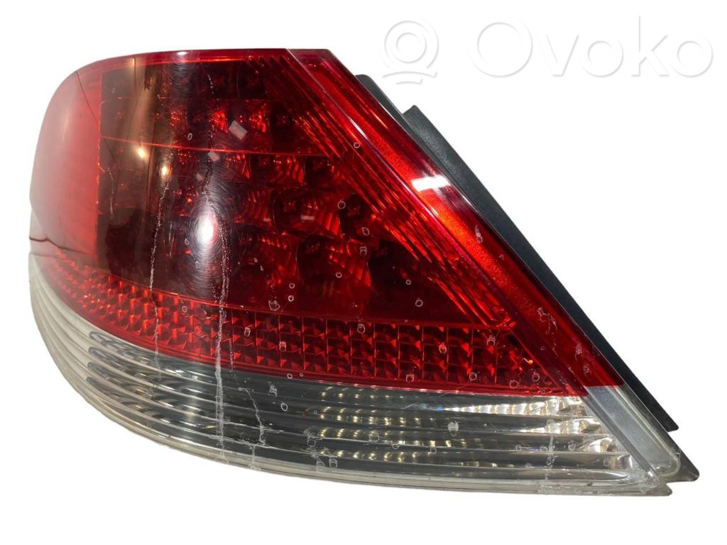 Aizmugurējais lukturis virsbūvē