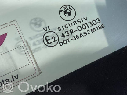 priekšējo durvju stikls (četrdurvju mašīnai)