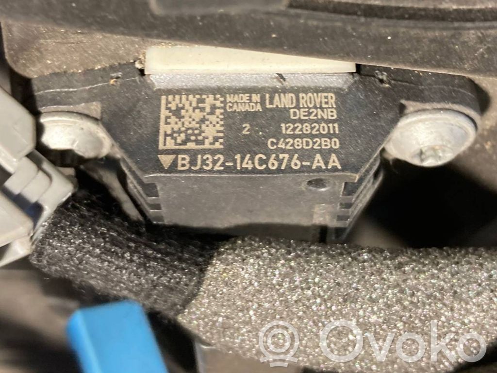 Skaļrunis (-i) priekšējās durvīs