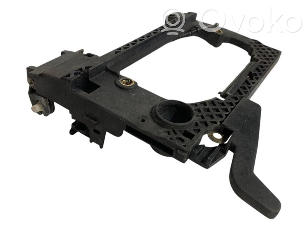 Priekšpusē turētājs / kronšteins ārējam atvēršanas rokturim