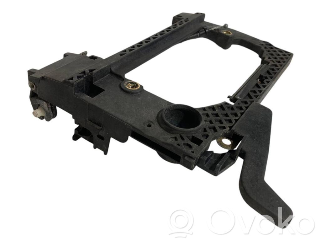 Priekšpusē turētājs / kronšteins ārējam atvēršanas rokturim