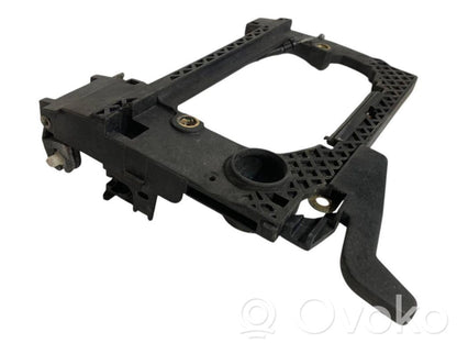 Priekšpusē turētājs / kronšteins ārējam atvēršanas rokturim